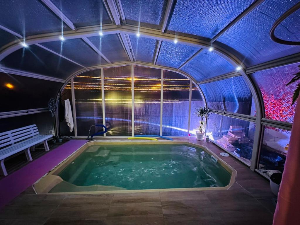 穆尔西亚CHALET EN MURCIA con piscina de verano y spa a 36 grados的天花板房间的游泳池