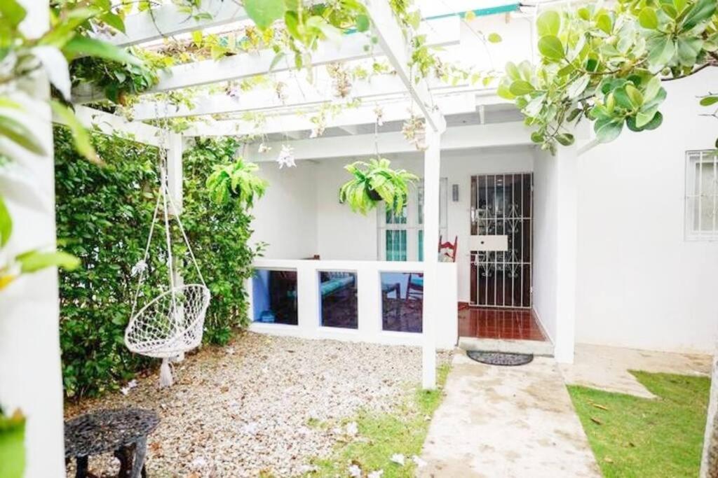 圣塔芭芭拉-山美纳Villa Vacacional, Playa Pascual的白色的房子,设有花园和秋千
