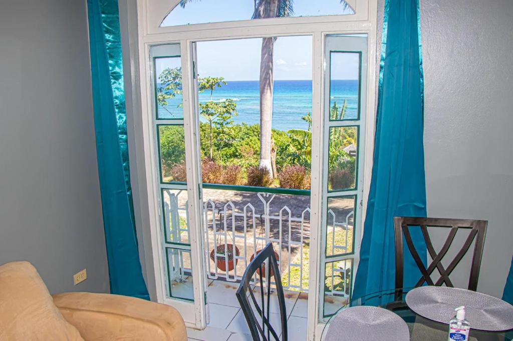 蒙特哥贝Malibu Ocean View Studio的客房设有海景窗户。