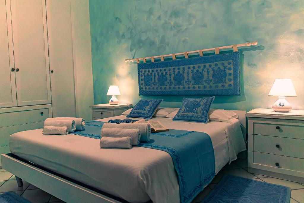 阿尔盖罗Casa del Campanil的一间卧室配有一张大床和毛巾