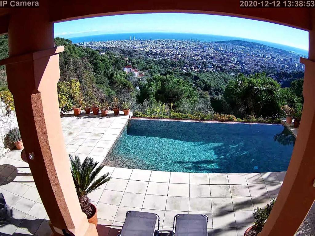 巴塞罗那Magic Place的从房子里可欣赏到游泳池的景色
