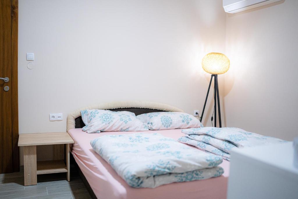 比耶利纳Big Lale UR的一间卧室配有带枕头和台灯的床