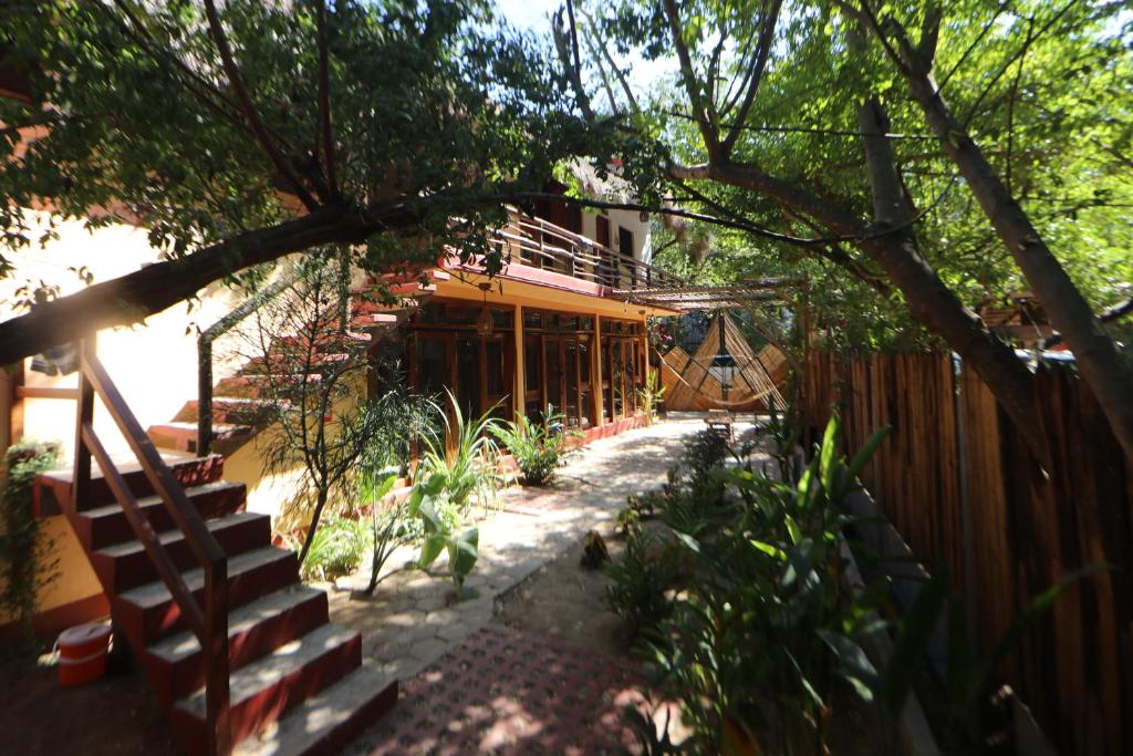 马祖特Casa AVA的庭院中带木栅栏和楼梯的房子