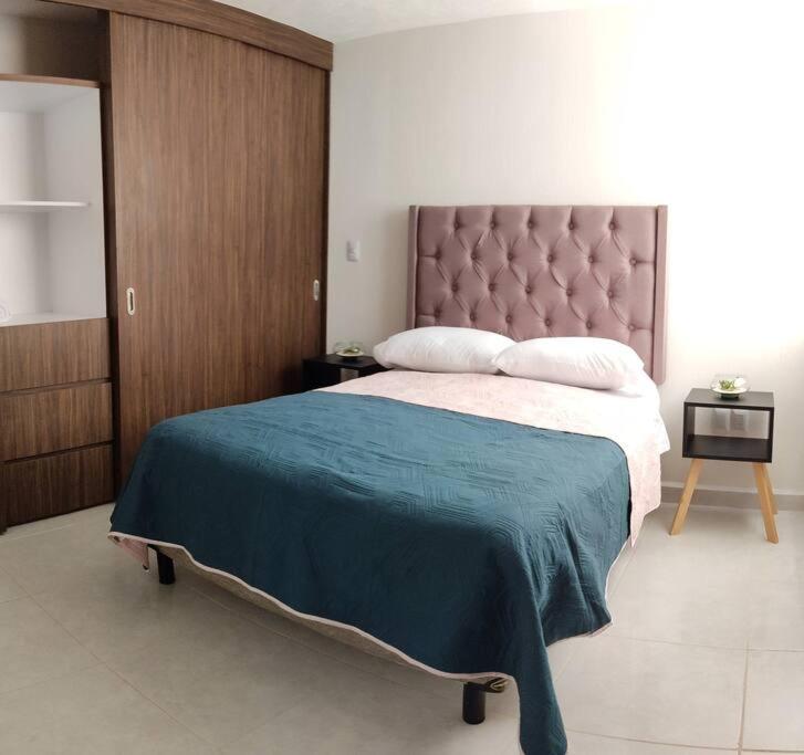 莫雷利亚Dpto en Altozano 34的一间卧室配有一张带蓝色毯子的大床