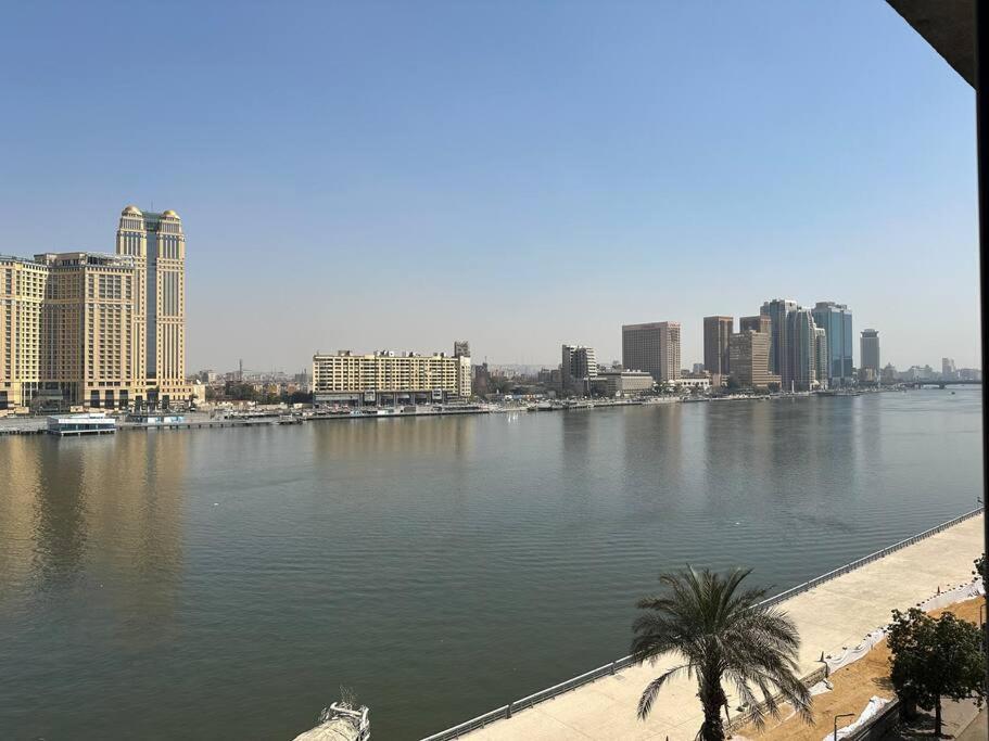 开罗Zamalek Retreat: Premium Stay with Nile View的一大片水,有建筑和城市