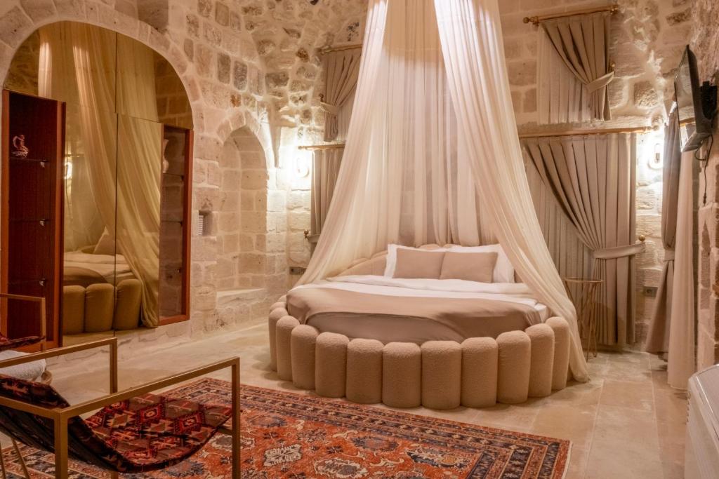 马尔丁Ana Talia House的一间卧室配有一张带天蓬的床