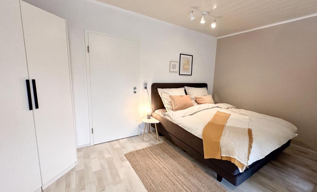 巴特坎贝格Gemütliche Ferienwohnung am Kurpark的一间卧室设有一张床和白色的墙壁
