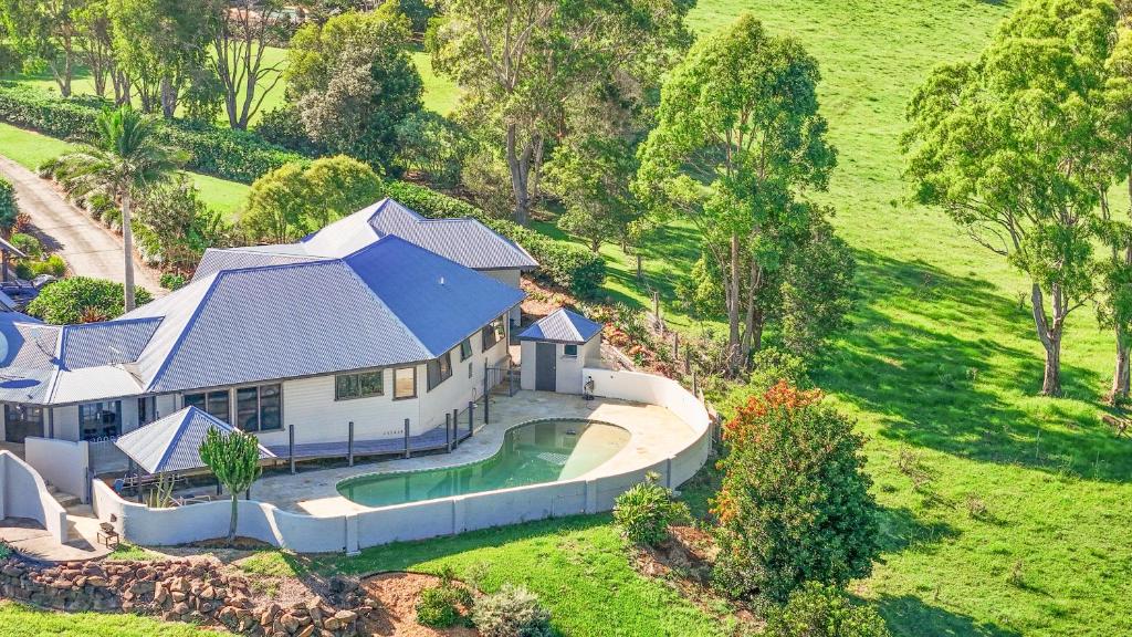 Coopers ShootByron Bay Hinterland Breeze 2bed & pool的享有带游泳池的房屋的空中景致