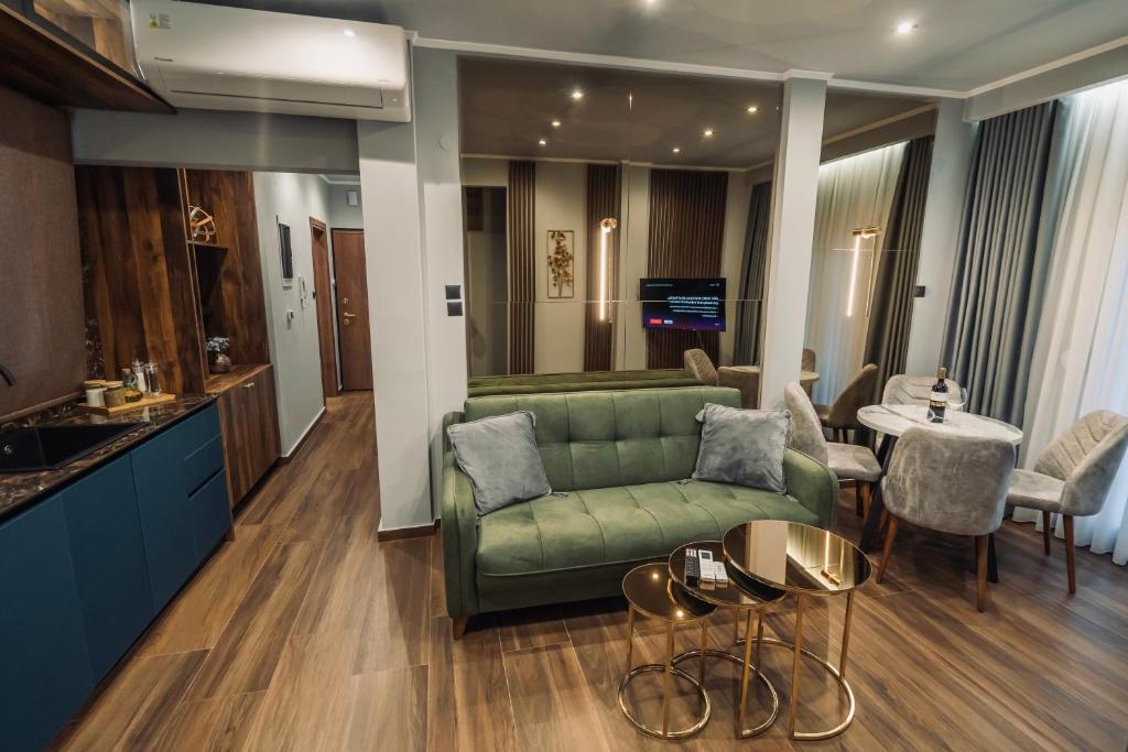 塞萨洛尼基INDIVIDUALliving3的客厅配有绿色沙发和桌子