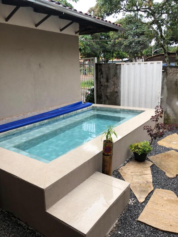 戈亚斯州上帕莱索Reges Hostel的后院的游泳池