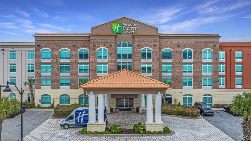 查尔斯顿Holiday Inn Express & Suites Charleston Arpt-Conv Ctr Area, an IHG Hotel的大楼前设有凉亭的酒店