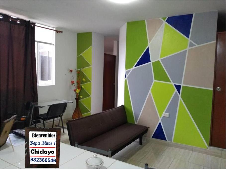 齐克拉约Departamento-Parque y Flores M1的带沙发和多彩墙的客厅