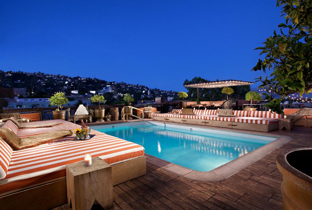 洛杉矶贝提艾米塔基酒店的一个带床和庭院的游泳池