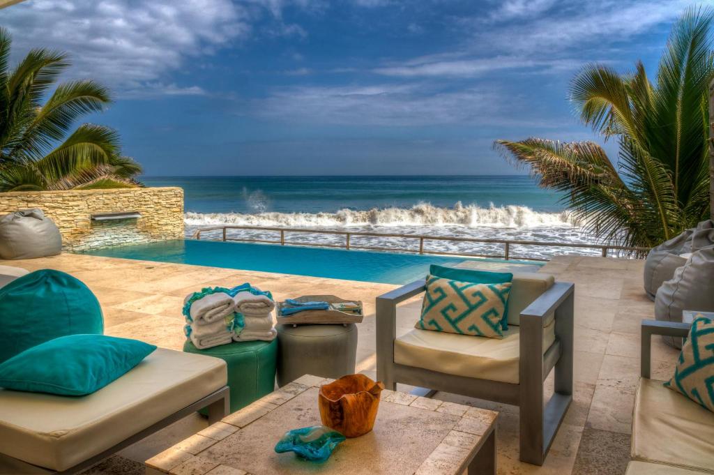 曼克拉德克套房休息室&Spa酒店的一个带游泳池和海洋的度假胜地