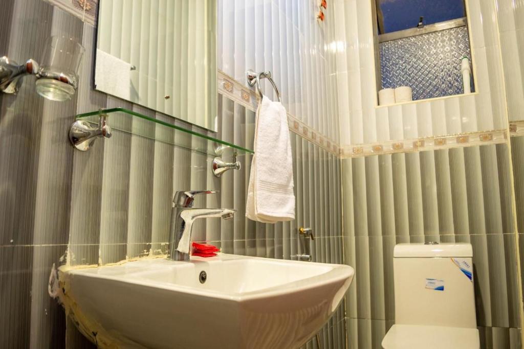 基加利ADRIEL HOMES KIGALi的一间带水槽和卫生间的浴室