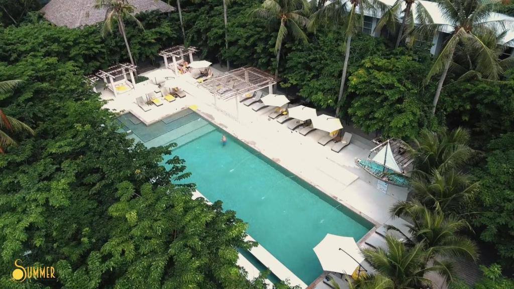 班泰Summer Luxury Beach Resort & Spa的享有度假村游泳池的空中景致