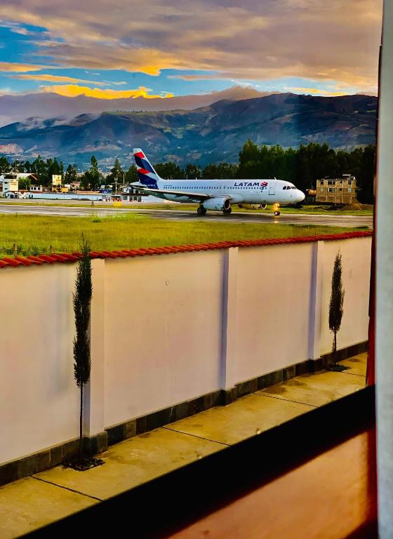 卡哈马卡Hotel Valle Verde的机场跑道上的飞机