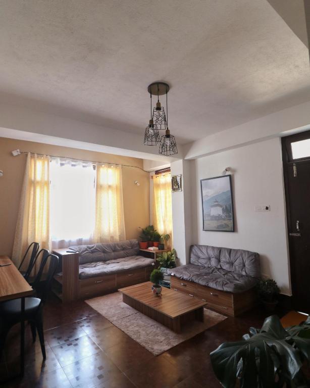 甘托克The Secondfloor Gangtok的客厅配有沙发和桌子