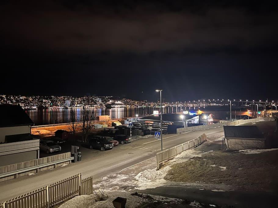 TrondalenSentralt på fastlandet og gåavstand til alle fasiliteter!的一个晚上的停车场,一个城市的背景