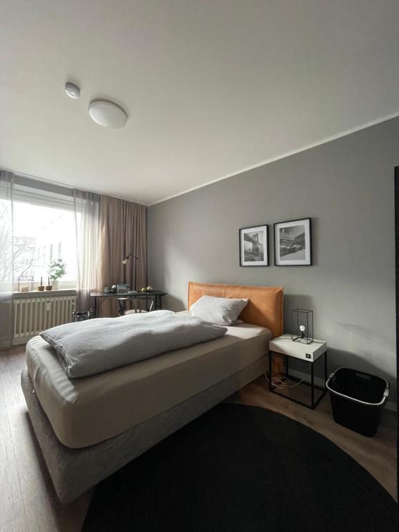 比勒费尔德Zimmer in der Altstadt的一间卧室设有一张床和一个大窗户