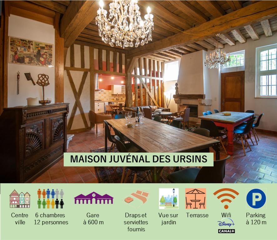 特鲁瓦Maison Juvénal des Ursins的大房间设有木桌和吊灯