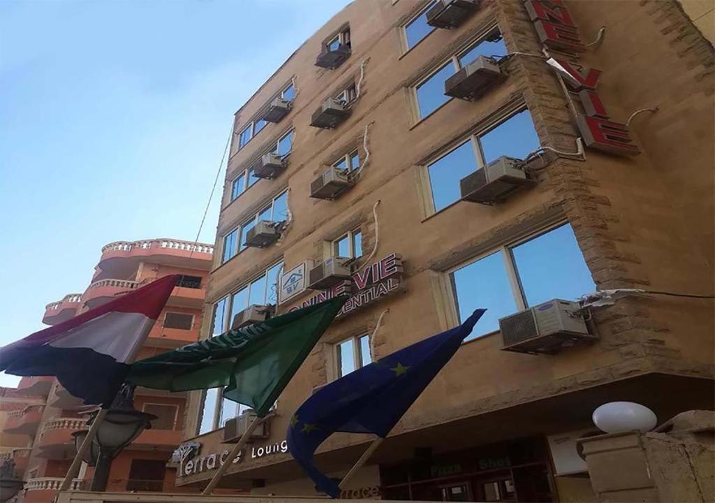 十月六日城Bonne Vie Hotel的一面有旗帜的建筑