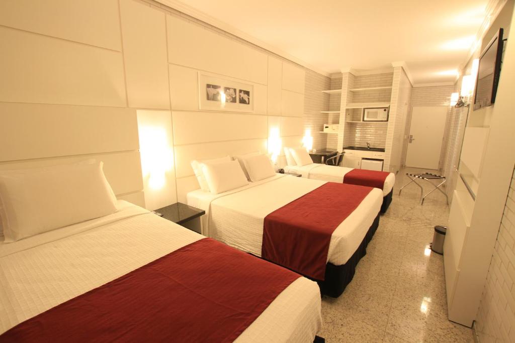 库里提巴康非安斯普莱姆巴特尔酒店的一间酒店客房,房间内设有两张床