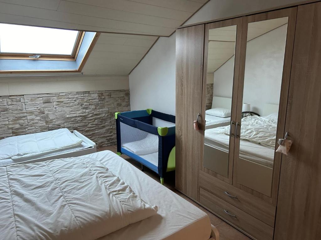 Habay-la-NeuveChez nathalie的一间卧室配有双层床和镜子