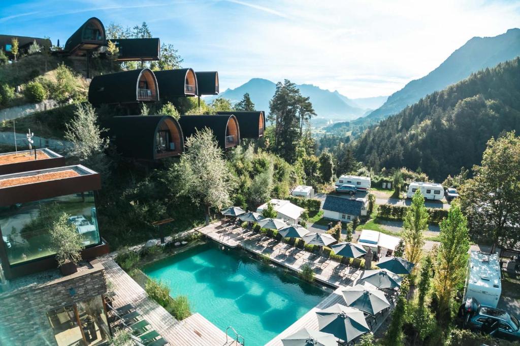 嫩青Himmelchalet - Alpencamping Nenzing的享有带游泳池的度假村的空中景致