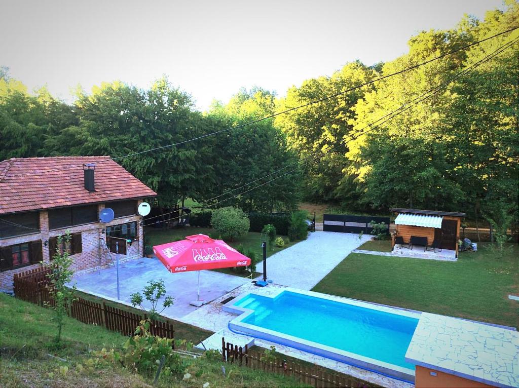 巴尼亚卢卡Villa FORESTA的后院游泳池的顶部景色