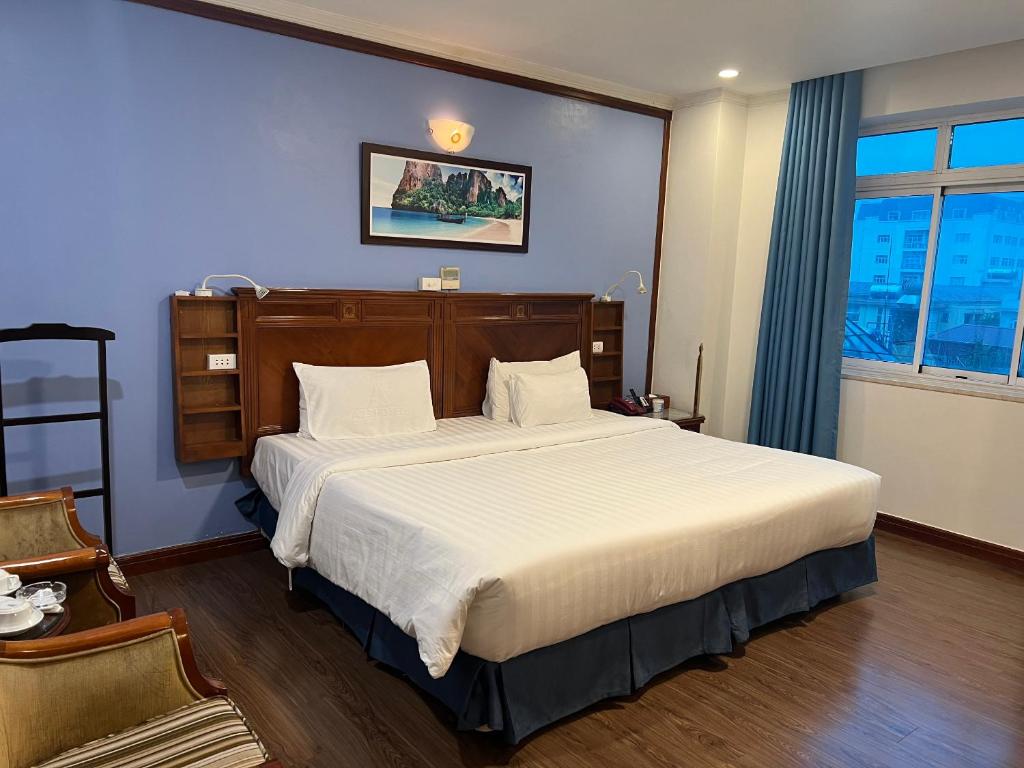 河内A25 Hotel - 19 Phan Đình Phùng的一间卧室配有一张带白色床单的大床