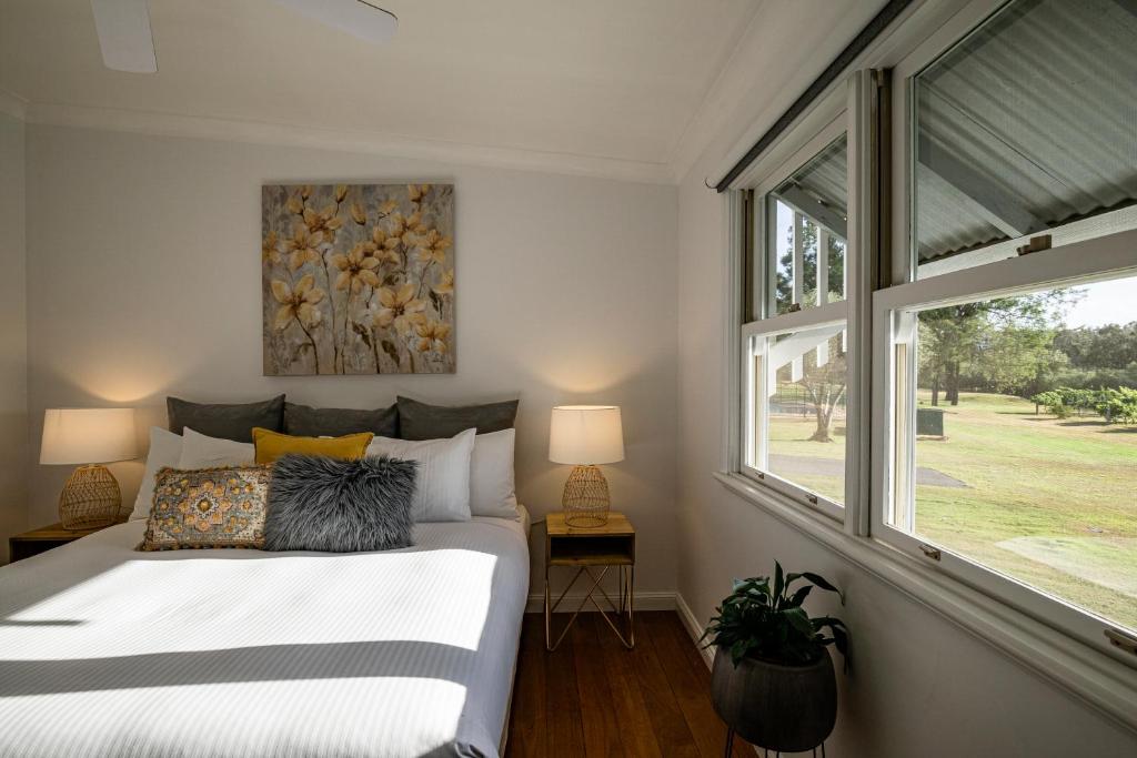 波高尔宾麦卡弗里庄园酒店 的一间卧室设有一张大床和一个窗户。