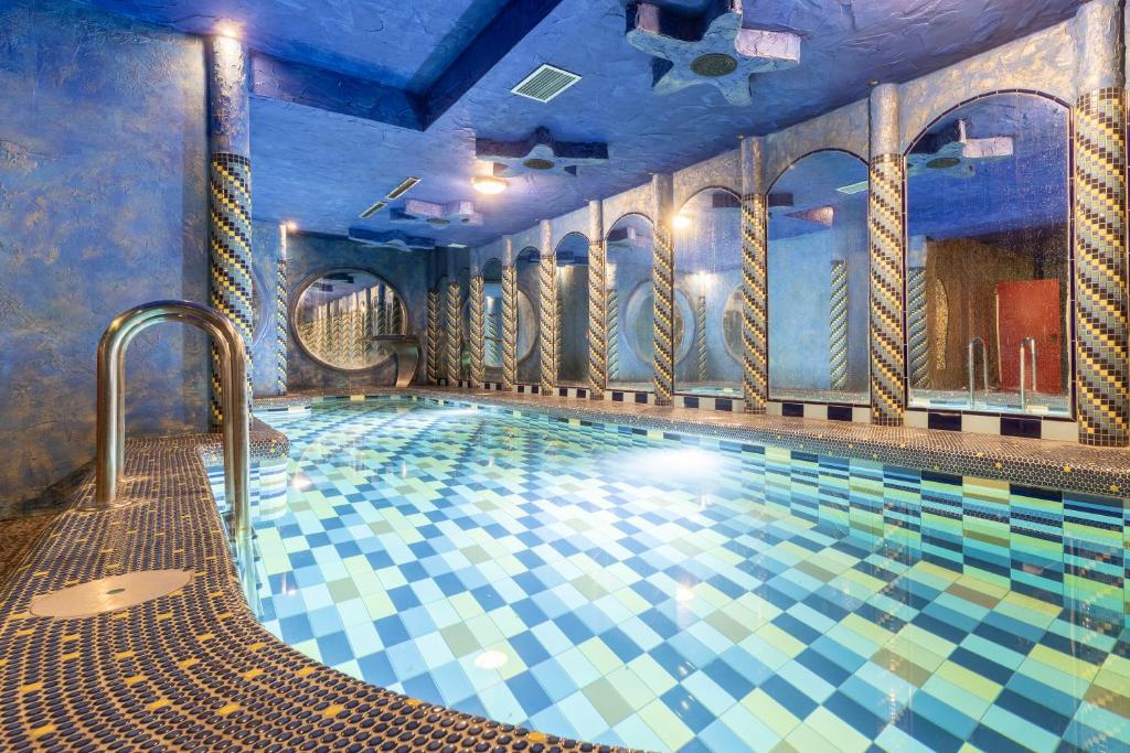 比尔什托纳斯Nemuno Slėnis的蓝色和黄色瓷砖的大型游泳池