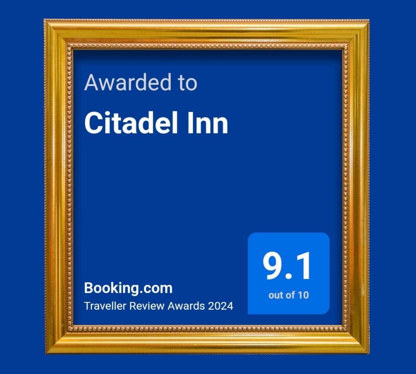 马尼拉Citadel Inn的金色画框,上面写着给圆盘旅馆的名字