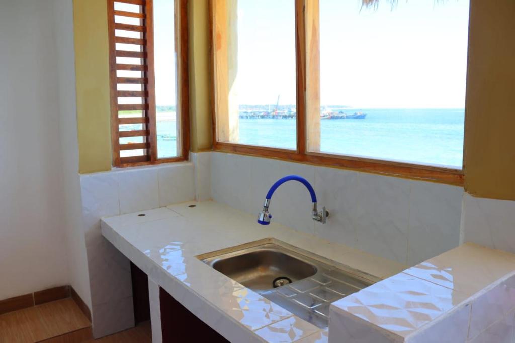WeetebulaVilla Redemptorist的厨房设有水槽和窗户。