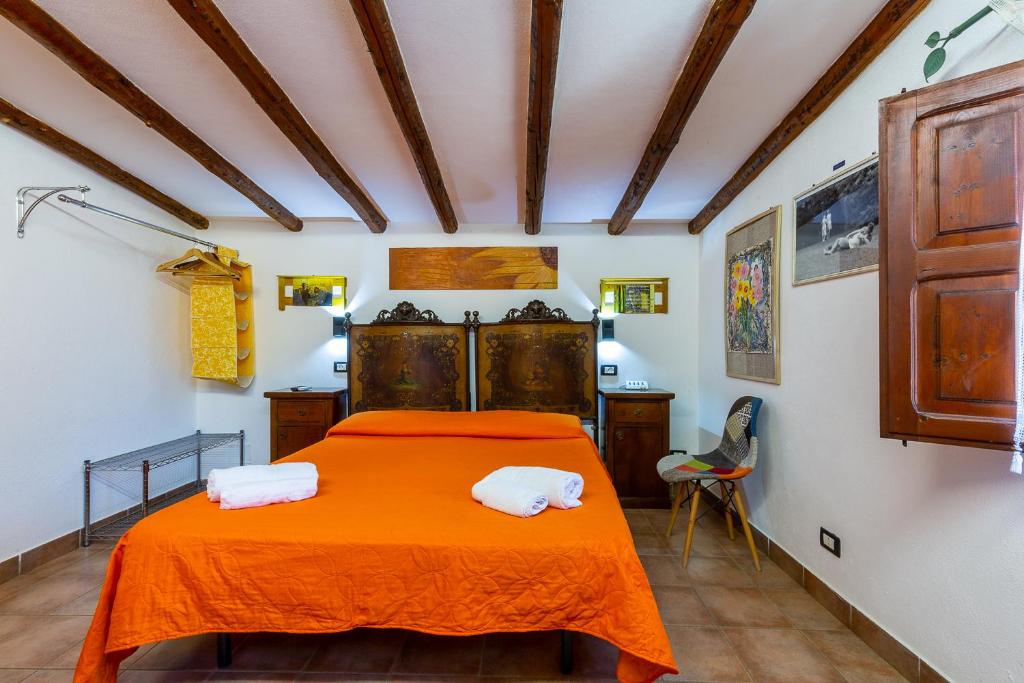 阿格里真托圣马可住宿加早餐别墅酒店的一间卧室配有一张床,上面有两条毛巾