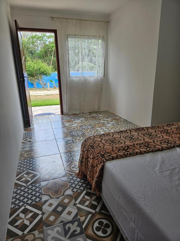 布希奥斯Pousada On Home的卧室配有1张床,铺有瓷砖地板。