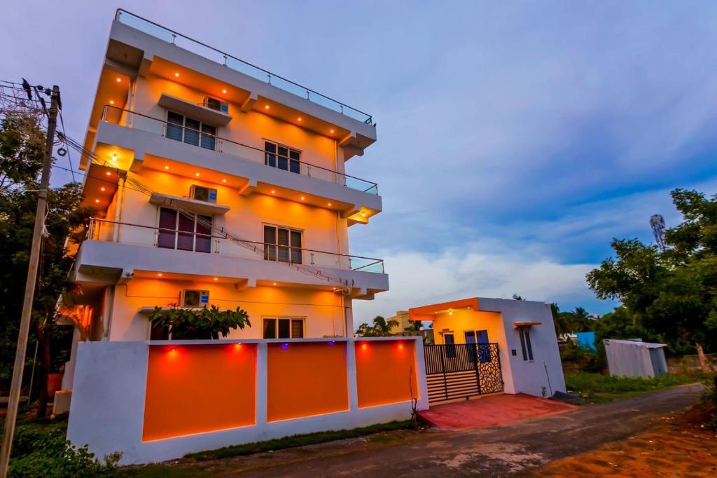 Kottakupam1BHK villa with swimming pool @ Dreamland的白色房子的一侧有灯