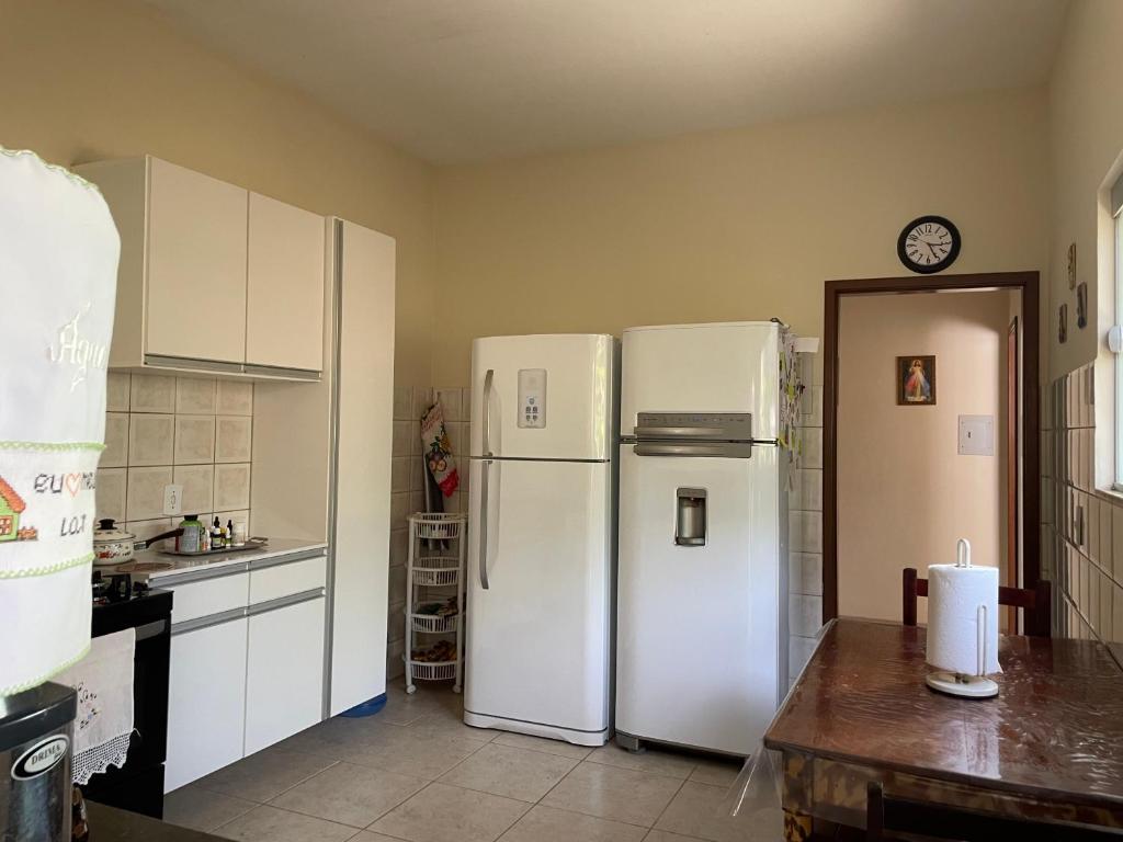 圣马特乌斯Espaço Verde的厨房配有2台白色冰箱
