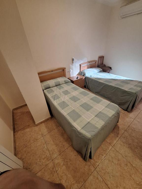 TardientaHostal Pension - La Rotonda的一间客房内配有两张床的房间