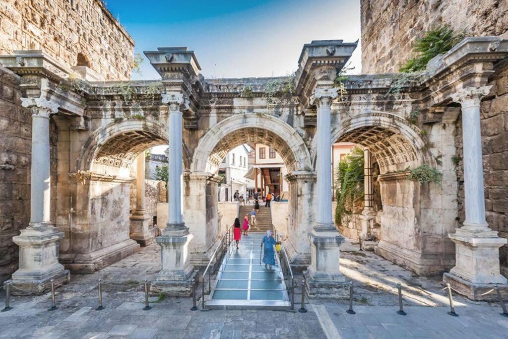 安塔利亚Cozy Midtown Flat in Antalya T2的一群人穿过建筑的拱门