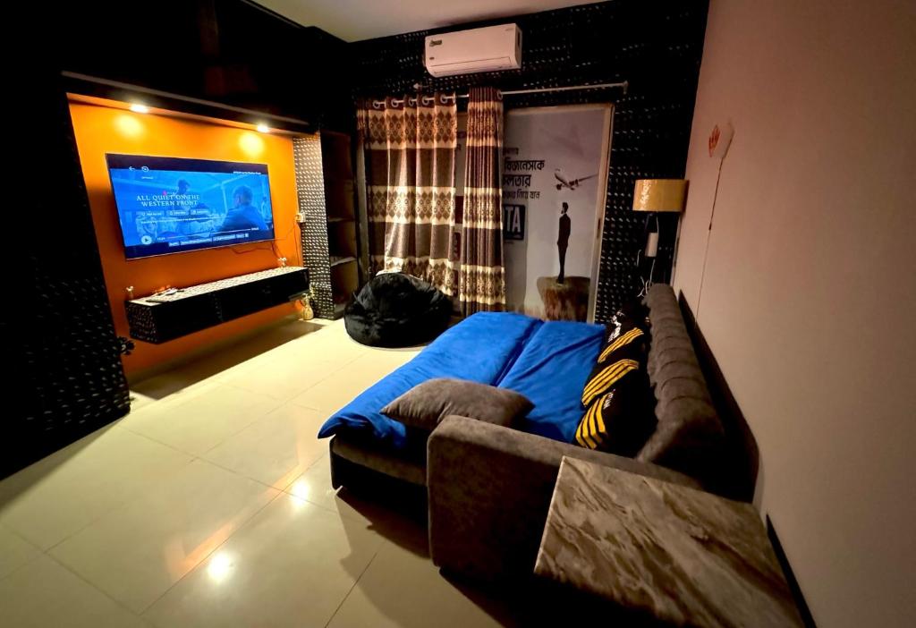 达卡zooFamily的带沙发和平面电视的客厅
