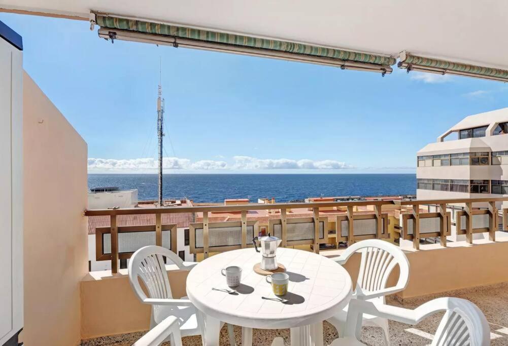 坎德拉里亚Costa Azul apartamento con vista的游轮阳台上的桌椅