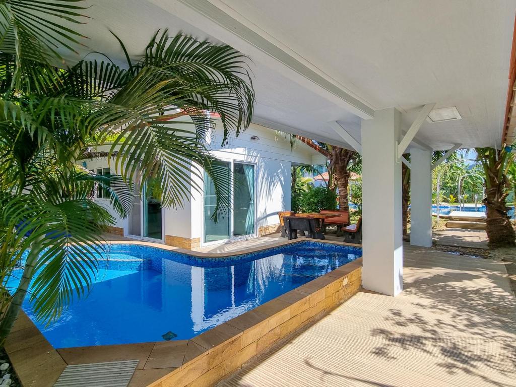 罗勇Tina's Living Paradise II - Guesthouses with private pool, 5 min to beach的一座室内泳池