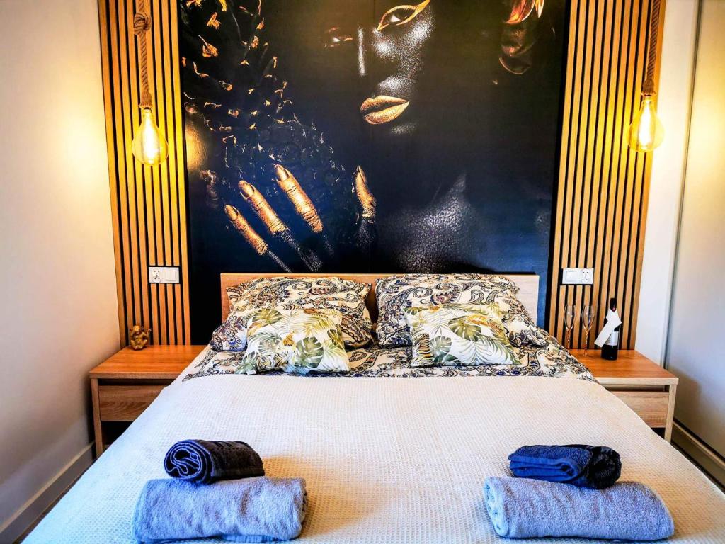 库多瓦-兹德鲁伊Apartament Roku 2024' - JELEŃ & NATURA的一间卧室配有一张床,上面有两条毛巾