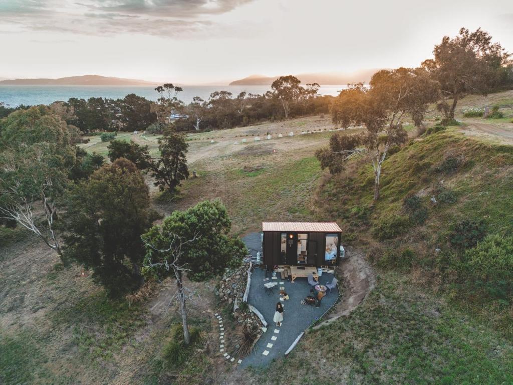 South ArmRiver Ridge Tiny House的山丘上房屋的空中景致