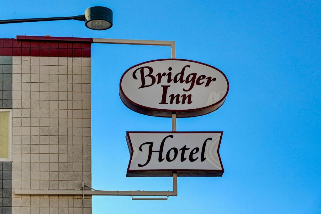 拉斯维加斯布里杰市区酒店的两个标牌,说汉堡旅馆和一家酒店