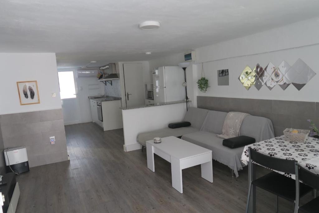 奥利瓦A 50 metros del mar的客厅配有沙发和桌子