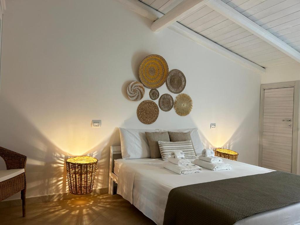 卡萨马西马Mediterre Domus的卧室配有一张挂在墙上的帽子床
