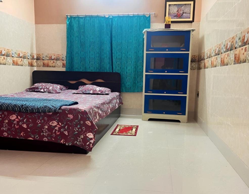 NagarbazarPeaceful Spacious Private 1BHK Near Airport close to VIP or Jessore Rd的一间卧室配有一张床和一个蓝色梳妆台